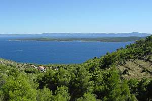 Zavala a ostrov Šćedro, vzadu ostrov Korčula