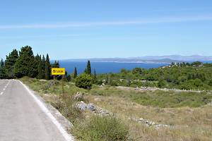 V pozadí ostrov Šolta a pohoří Kozjak na pobřeží