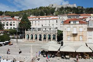 Městská lodžie a za ní hotel Palace