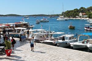 Nábřeží s přístavem