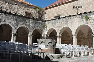 Letní scéna ve františkánském klášteře