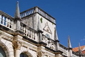 Terasa a hodinová věž Leroj