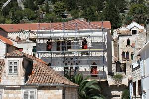 a při probíhajících úpravách pod lešením