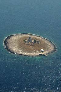 Ostrůvek Pokonji Dol s majákem