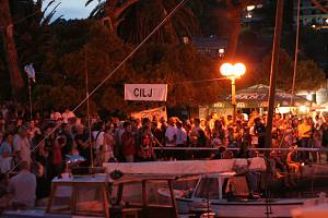 Publikum při soutěži ve šplhu