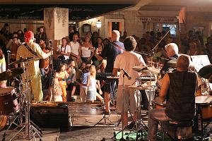 Kapela na hlavní scéně na náměstí