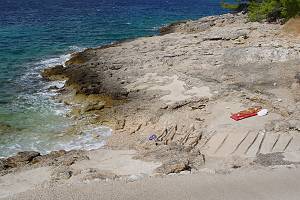 Místní pláž zblízka