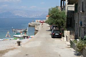 Na konci nábřeží lze bezpečně skákat do vody