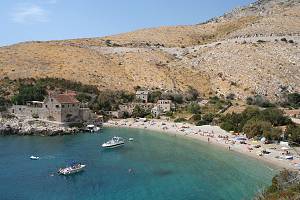 Zátoka ze svahu nad východním břehem