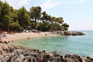 Pláž Žutica mezi Gromin Dolcem a Zavalou