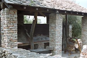 Otevřené ohniště v konobě