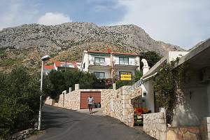 Hlavní ulice s obchodem