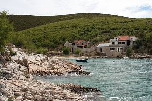 Hlavní zátoka s oblázkovou pláží