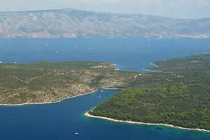 V popředí zátoka Zavala, za ní Žukova