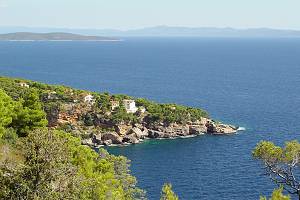 Pohled z pěšiny na útes ve Sv. Nedjelji