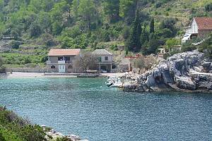 Pláž a malé přístaviště