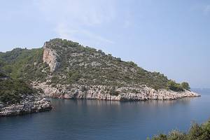 Skalnaté pobřeží zátoky