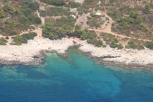 Skalnaté pobřeží východně od Milny