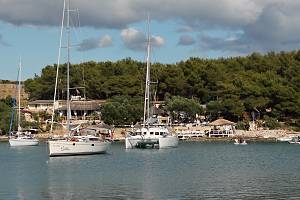 Restaurace a bary v Palmižaně přitahují jachtaře