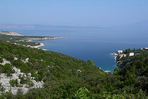 Pohled shora na Pokrivenik a okolní zátoky