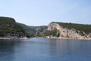 Zátoka s oblázkovou pláží