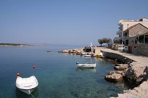 Malé nábřeží s hotelem