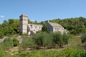 Zbytky kláštera v zátoce Mostir