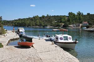 Taxi-člun v zátoce Lovišće