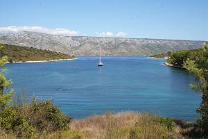 Pohled ze zátoky Lovišće na Hvar