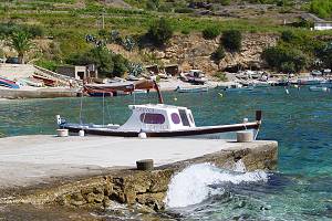 Místní taxi-člun v přístavu v Zavale