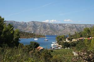 Zátoka Lovišće, vzadu ostrov Hvar