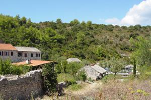 Osada v zátoce Mostir