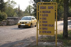 Ukazatele z hlavní silnice do zátok