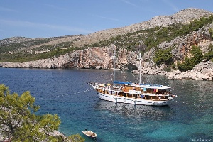 Výletní loď u západního útesu