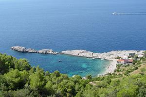 Pláž s útesem od silnice