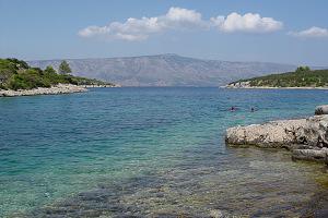 Pohled k ústí zátoky a na ostrov Brač