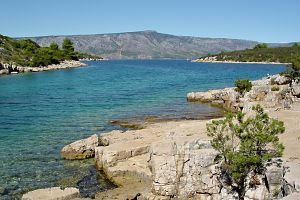 Pohled ze zátoky na Brač