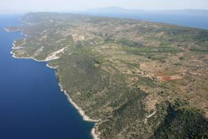 Plame a severní pobřeží,
									v popředí zátoka Zečja, následuje Vela Stiniva