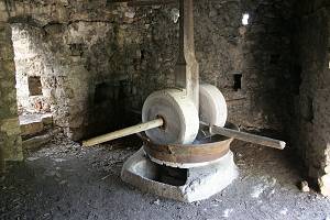 Starý lis na olivy v opuštěné vesnici Malo Grablje