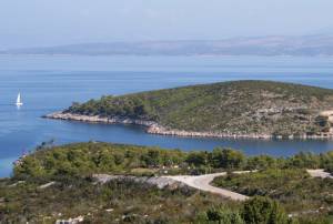 Zátoka Pribinja s osadou a bývalým přístavem Vira
