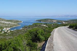 Zátoka Pribina s osadou Vira