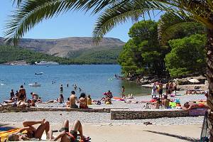 Oblázková pláž u hotelu Arkada