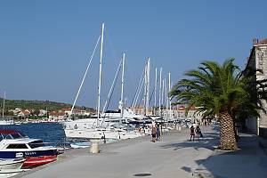 Stání pro jachtaře u nábřeží