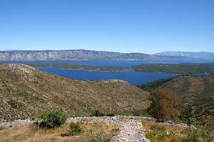 Pohled na poloostrov Kabal a ostrov Brač