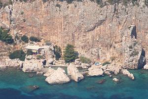 Šuplja stijena a základna Cliffbase