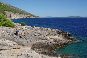 Skalnaté pobřeží pod obcí