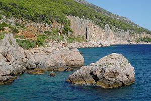 Skály východně od Sv. Nedjelji na jihu ostrova