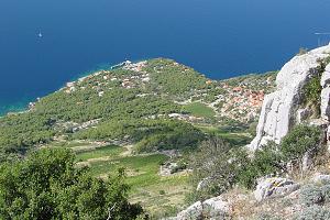 Vinice v prudkých svazích nad osadou Sv. Nedjelja