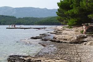 Pobřeží u hotelu Resort Senses