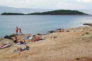 Zátoka Zavala, v pozadí ostrůvek Zečevo